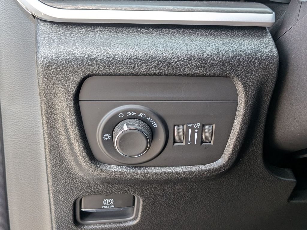 New 2026 Silver Zynith Exterior Paint Jeep Altitude image 18
