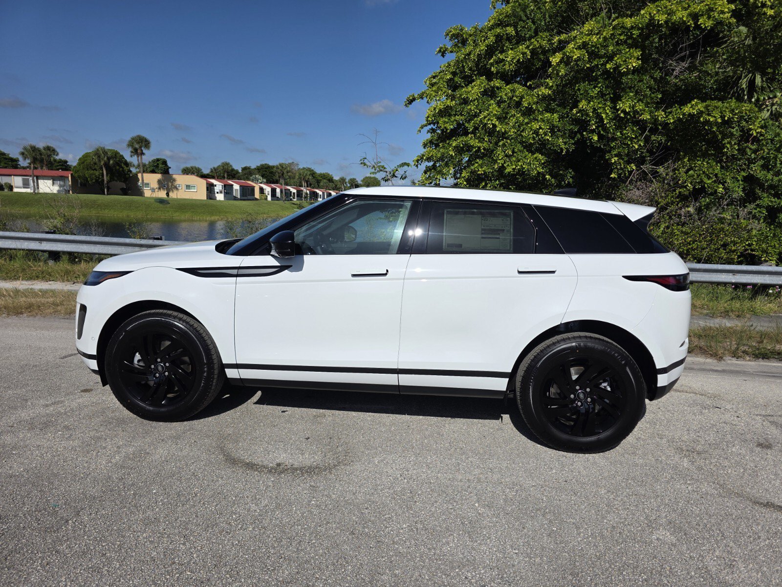 New 2026 Fuji White Land Rover P250 S image 7