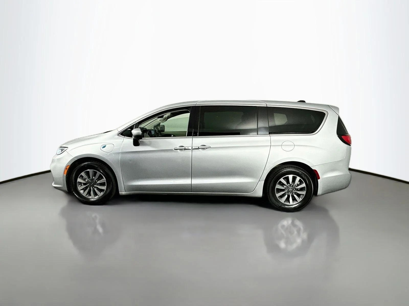 Used 2023 Silver Mist Clearcoat Chrysler Touring L image 5