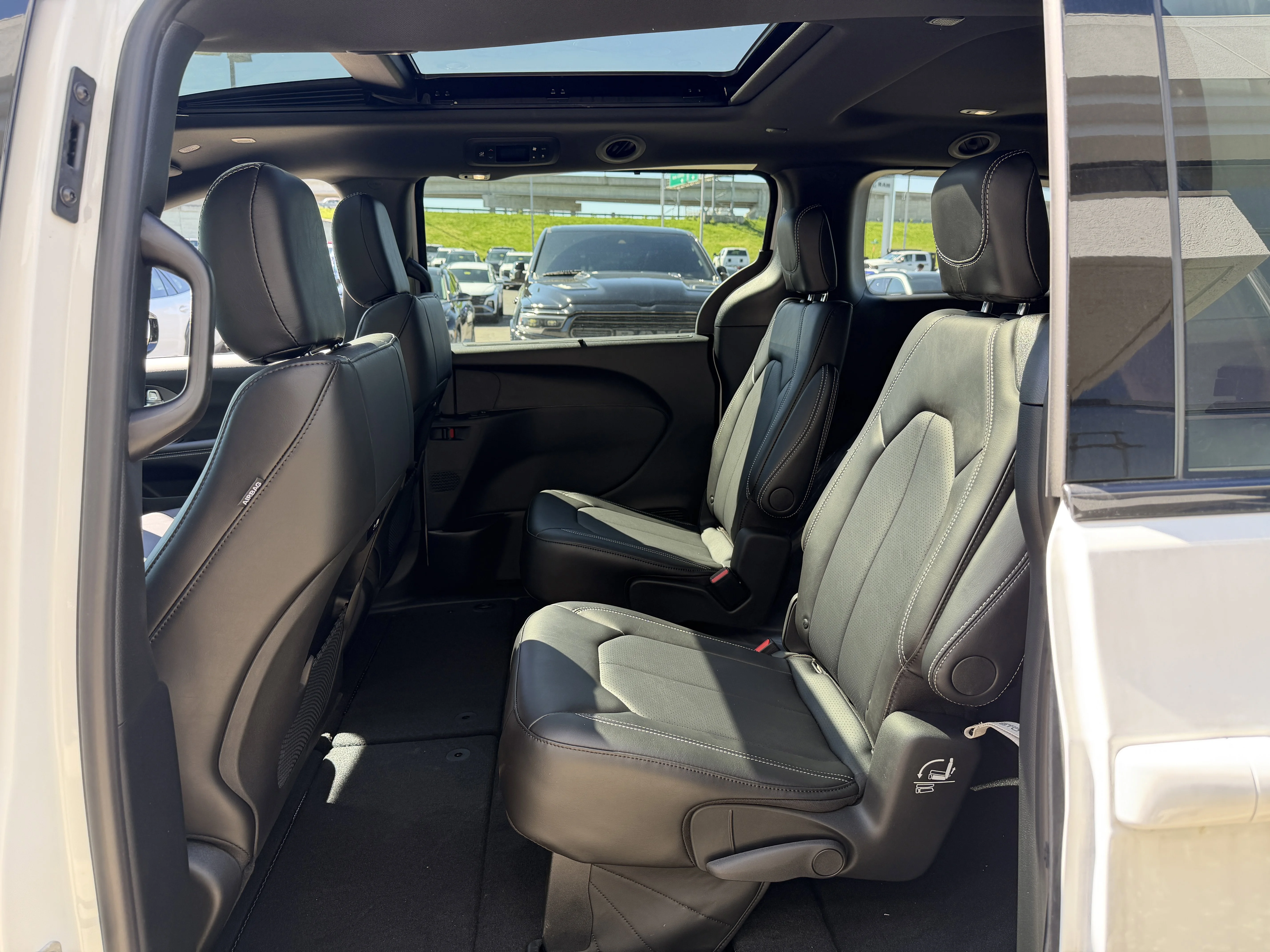 New 2026 Bright White Clear-Coat Exterior Paint Chrysler Select image 27