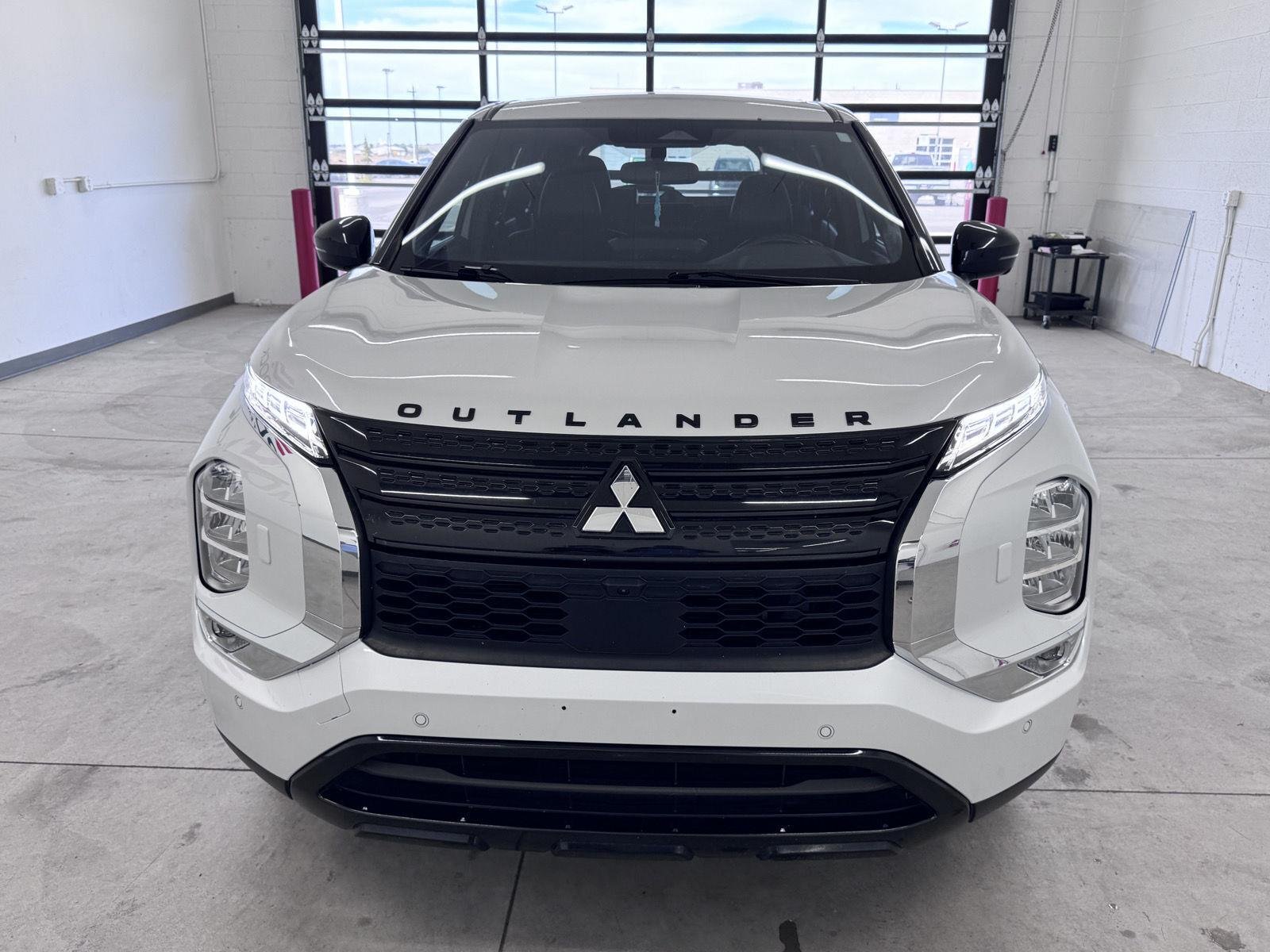 Used 2023 White Diamond Mitsubishi SE Black Edition image 27