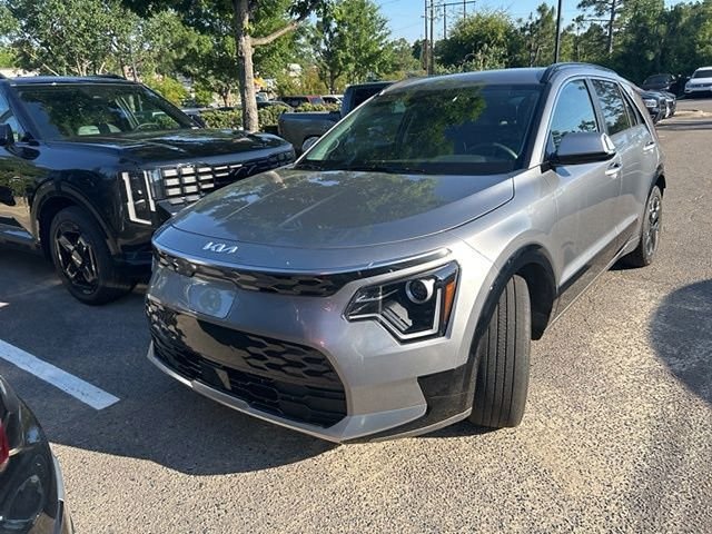 Used 2023 Gray Kia Wind image 10