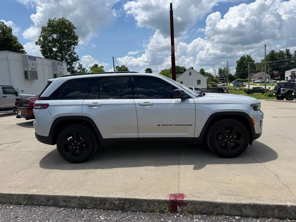 Used 2023 Silver Jeep Altitude X image 5