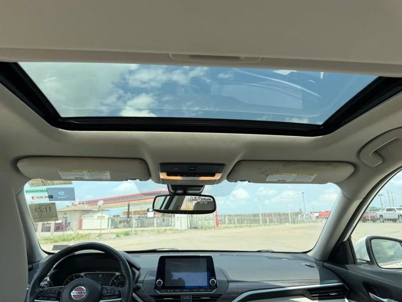 Used 2019 White Nissan 2.5 Platinum image 8
