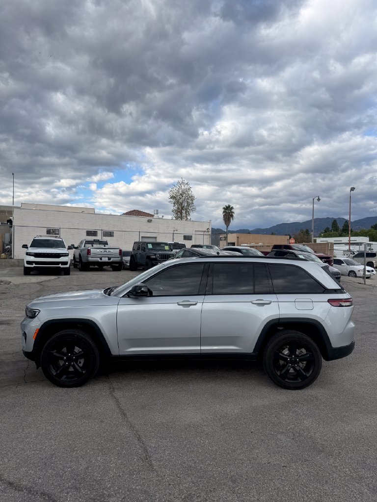Used 2023 Silver Jeep Altitude X image 3
