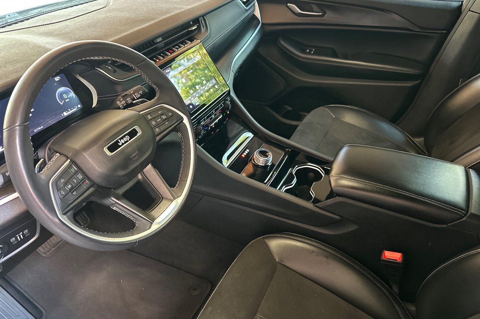 Used 2023 Gray Jeep Altitude image 11