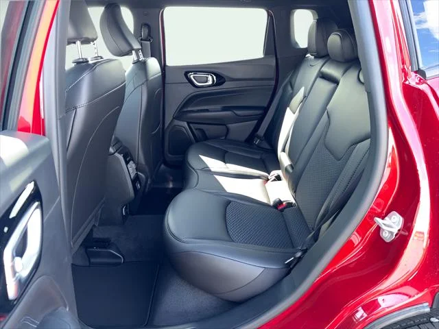 New 2026 Red Hot Pearl-Coat Exterior Paint Jeep Latitude image 20