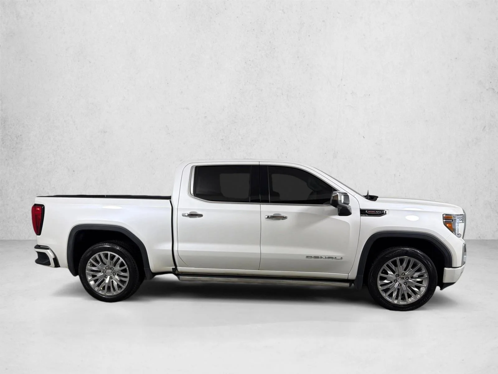 Used 2019 White GMC Denali image 4