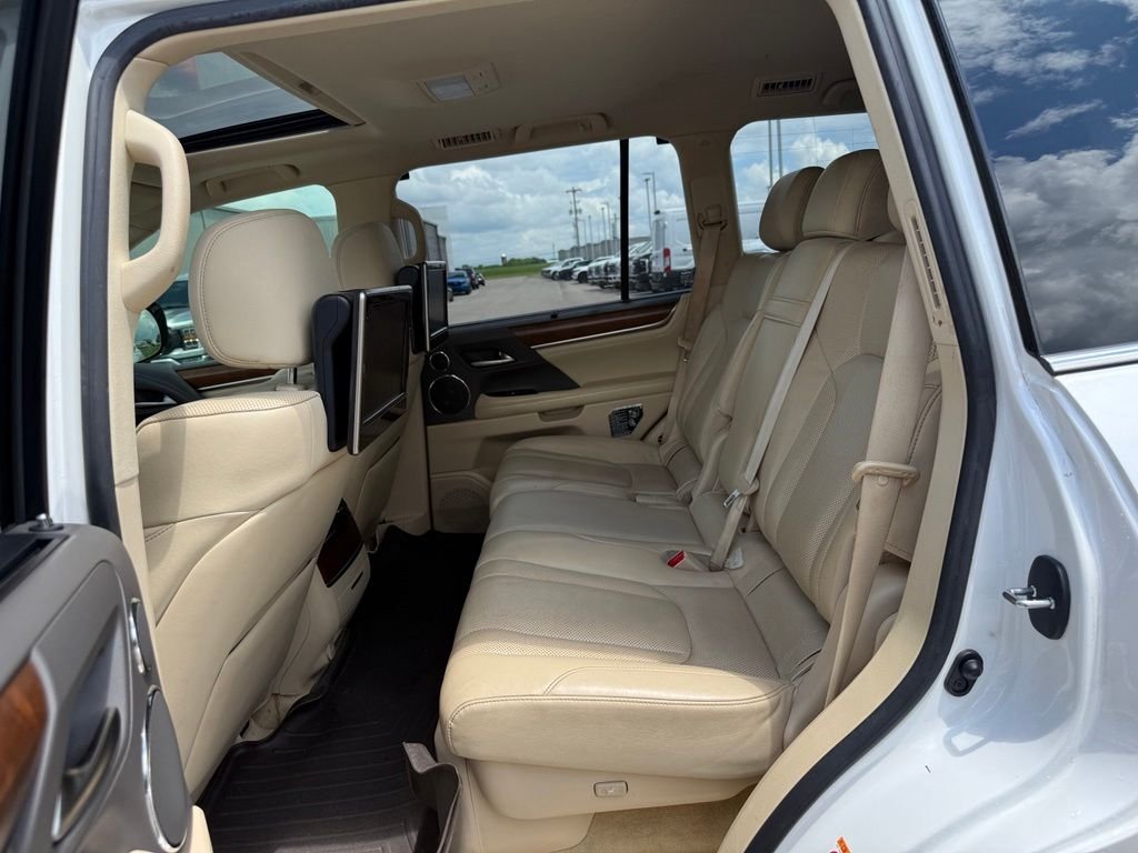 Used 2017  Lexus 570 image 9