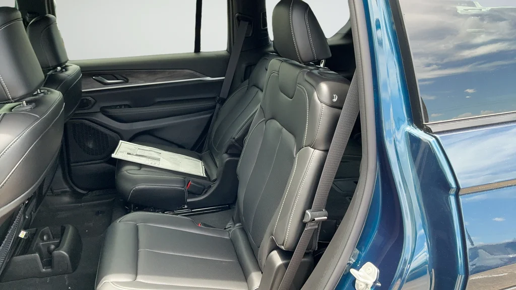 New 2026 Fathom Blue Pearl-Coat Exterior Paint Jeep Limited image 20