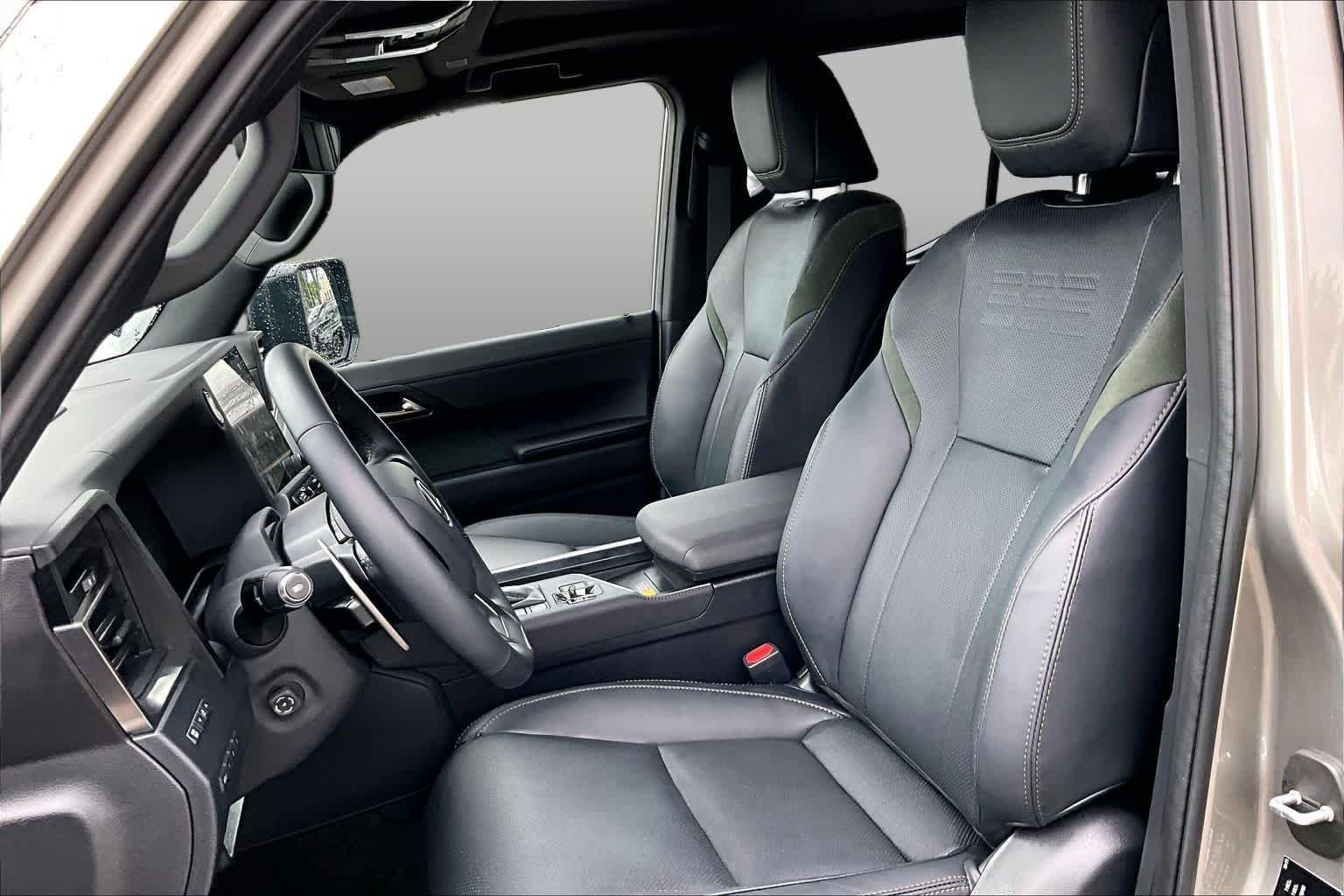 Used 2025 Atomic Silver/Black Roof Lexus Overtrail+ image 8