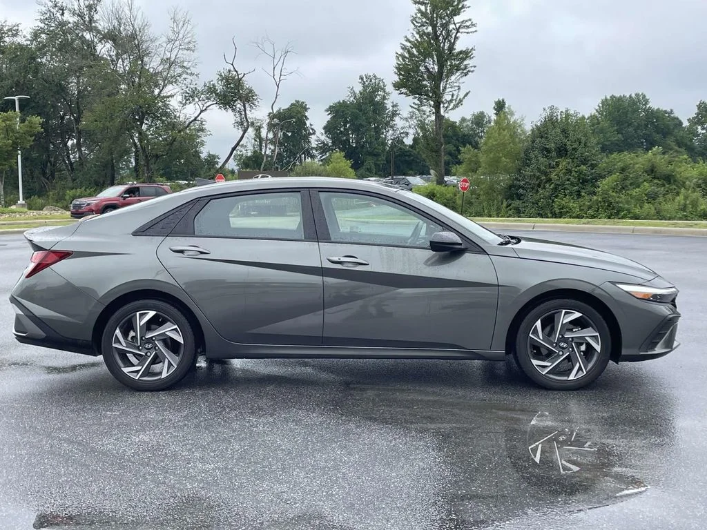 Used 2025 Amazon Gray Hyundai SEL Sport image 28