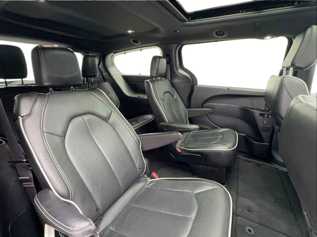 Used 2025 Black Chrysler Limited image 26