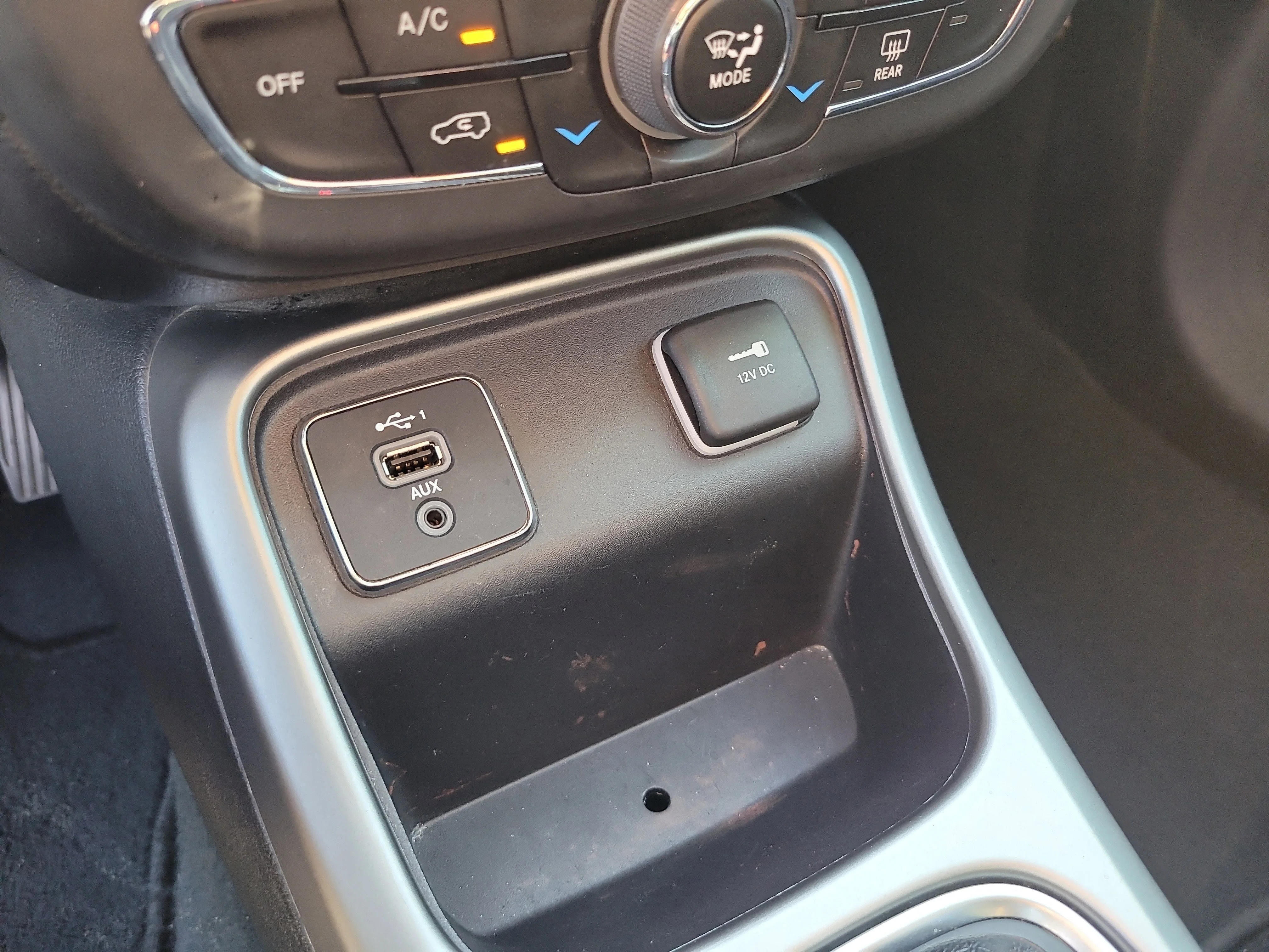 Used 2020 White Clearcoat Jeep Latitude image 23