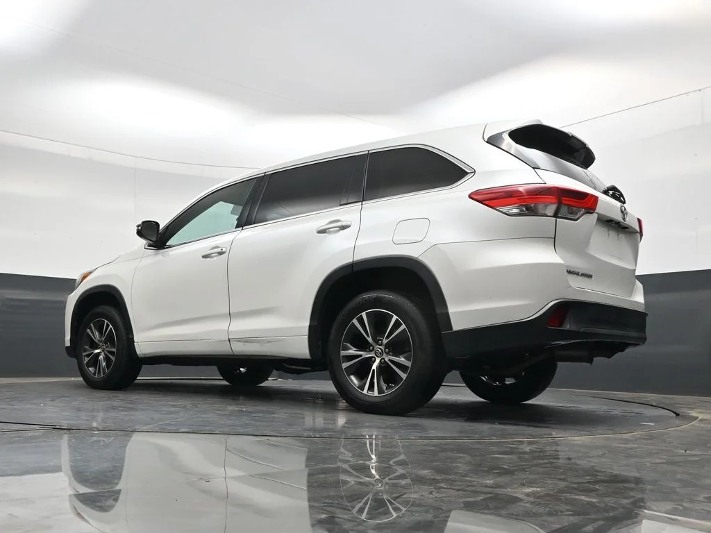 Used 2018 Blizzard Pearl Toyota LE image 31