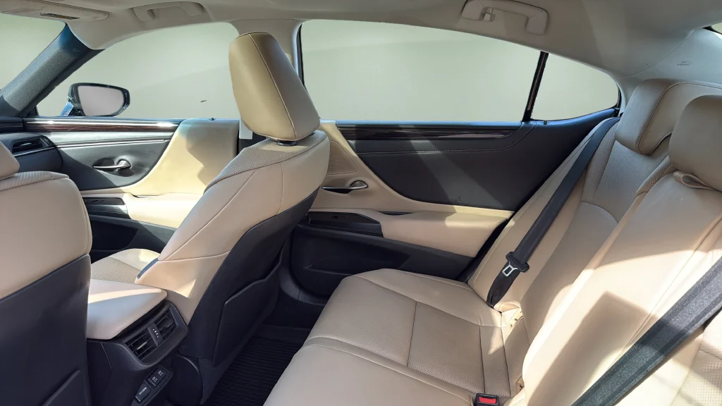 Used 2020 Silver Lexus 300h image 17
