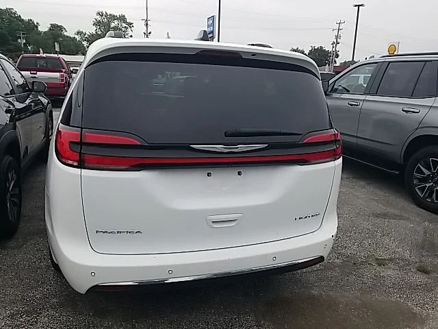 Used 2023 White Chrysler Limited image 17