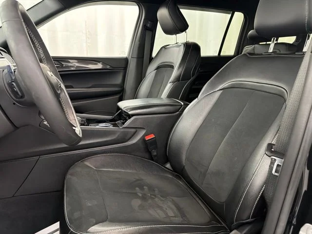 Used 2023 Black Jeep Altitude image 9