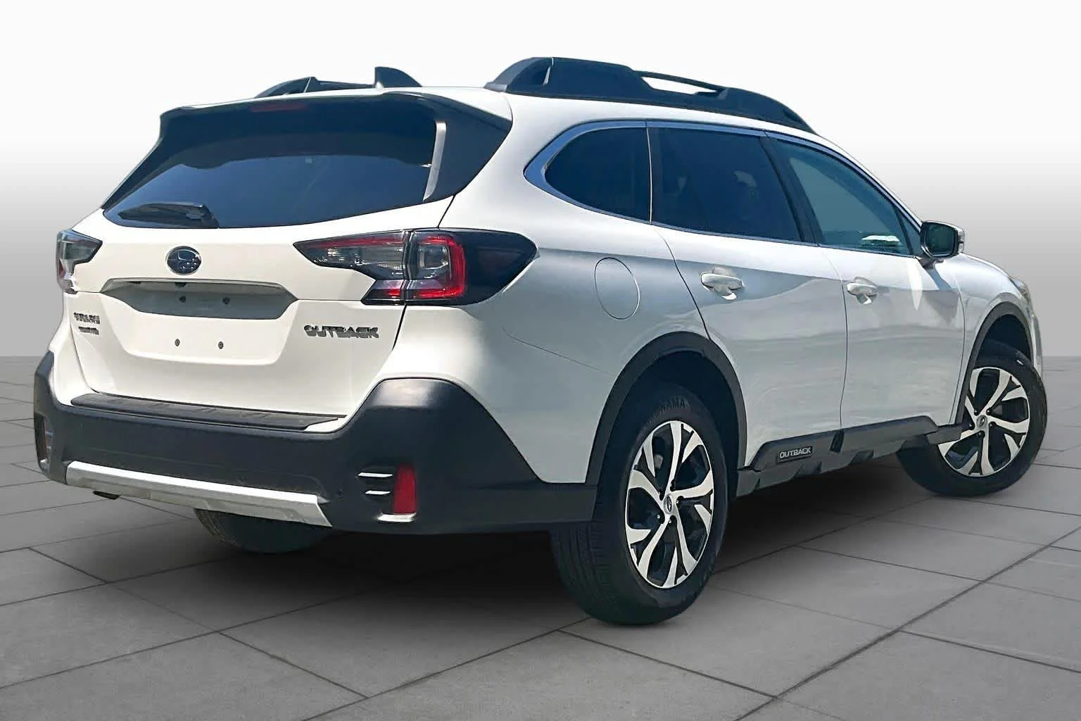 Used 2022 Crystal White Pearl Subaru Limited image 13