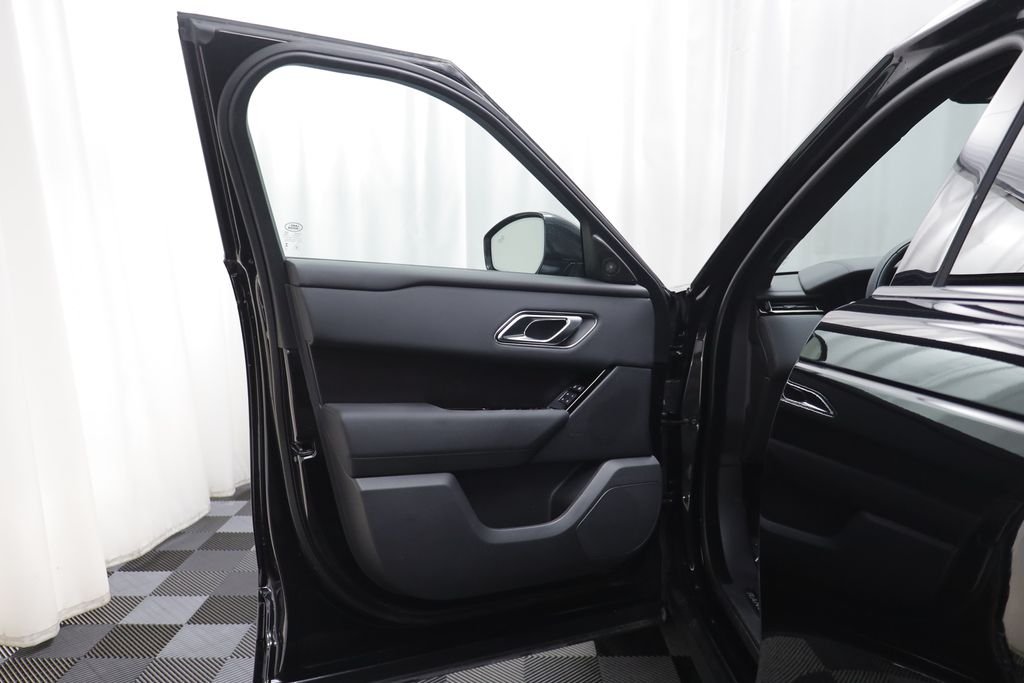 New 2026 Santorini Black LAND ROVER Dynamic SE image 5