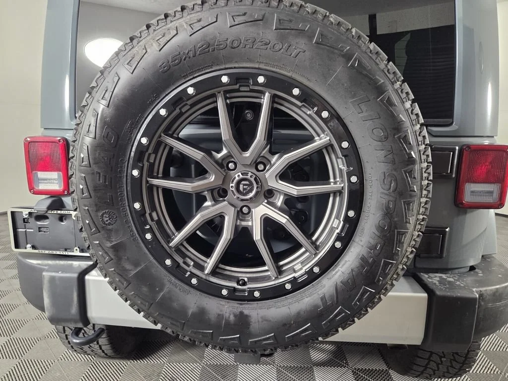 Used 2015 Anvil Clearcoat Jeep Sahara image 26