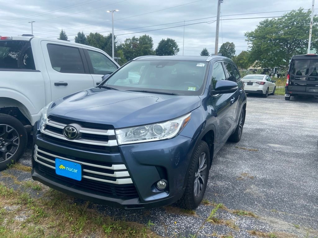 Used 2017 Shoreline Mist Toyota XLE image 3