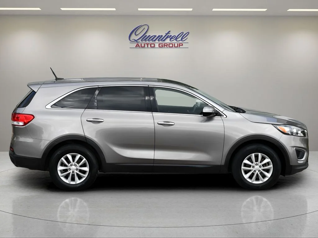 Used 2017 Titanium Silver Kia L image 3
