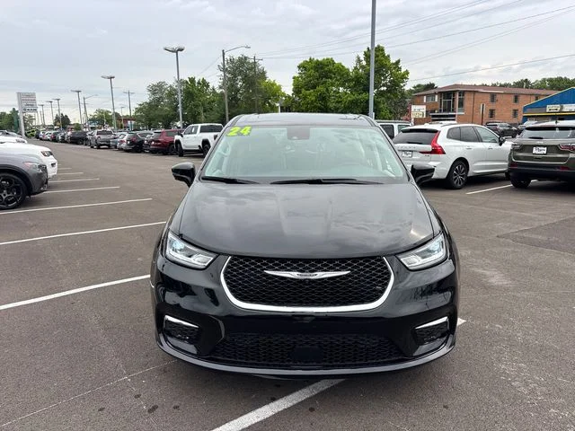 Used 2024 Black Chrysler Limited image 5