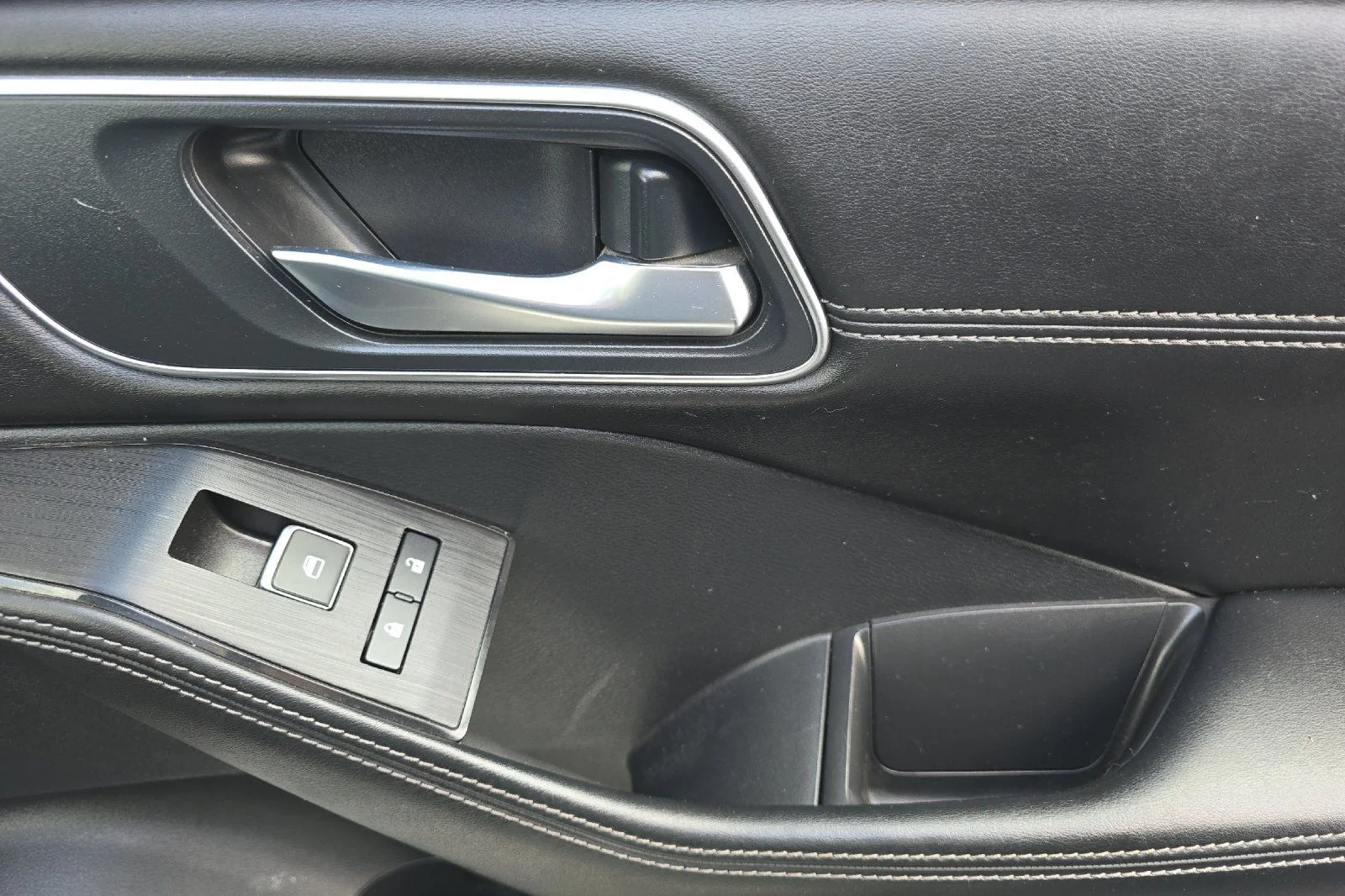 Used 2023 White Nissan Platinum image 19