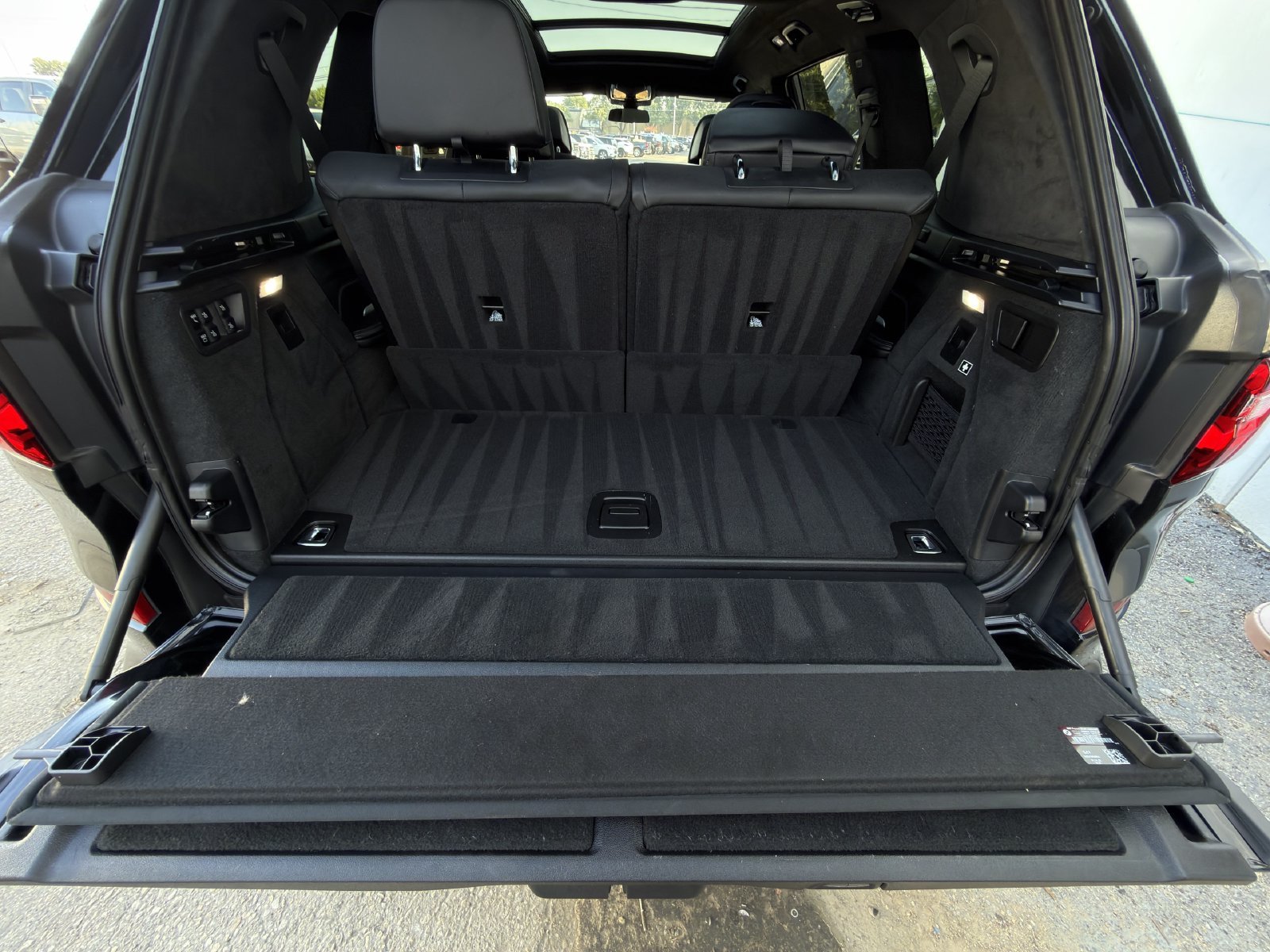 Used 2022 Black BMW M50i image 31