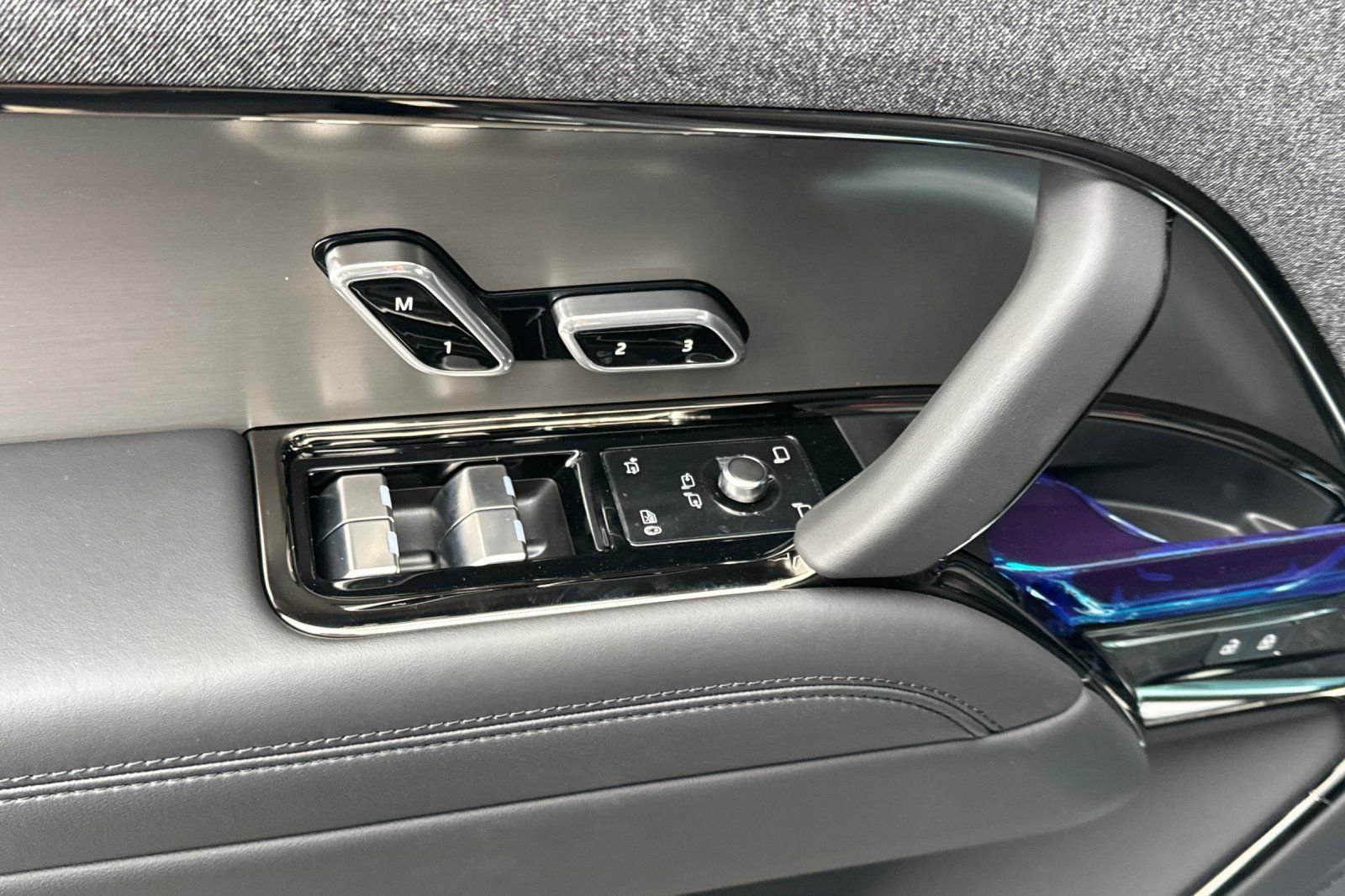 New 2026 Varesine Blue Land Rover SE image 10