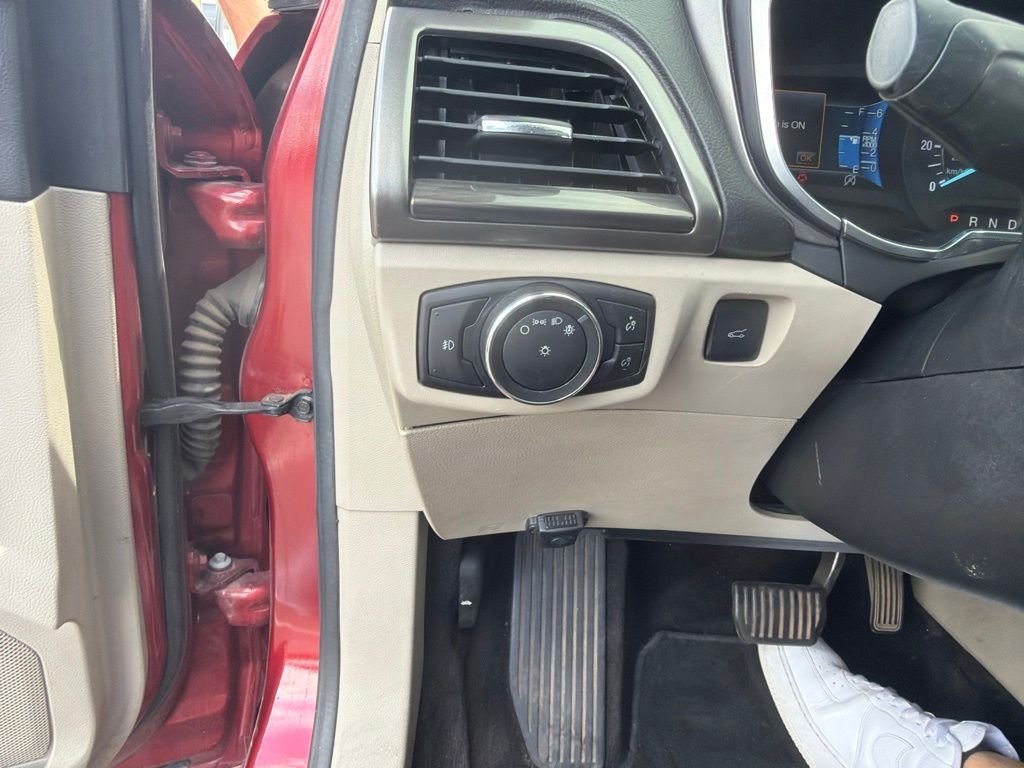 Used 2017 Red Ford SE image 15