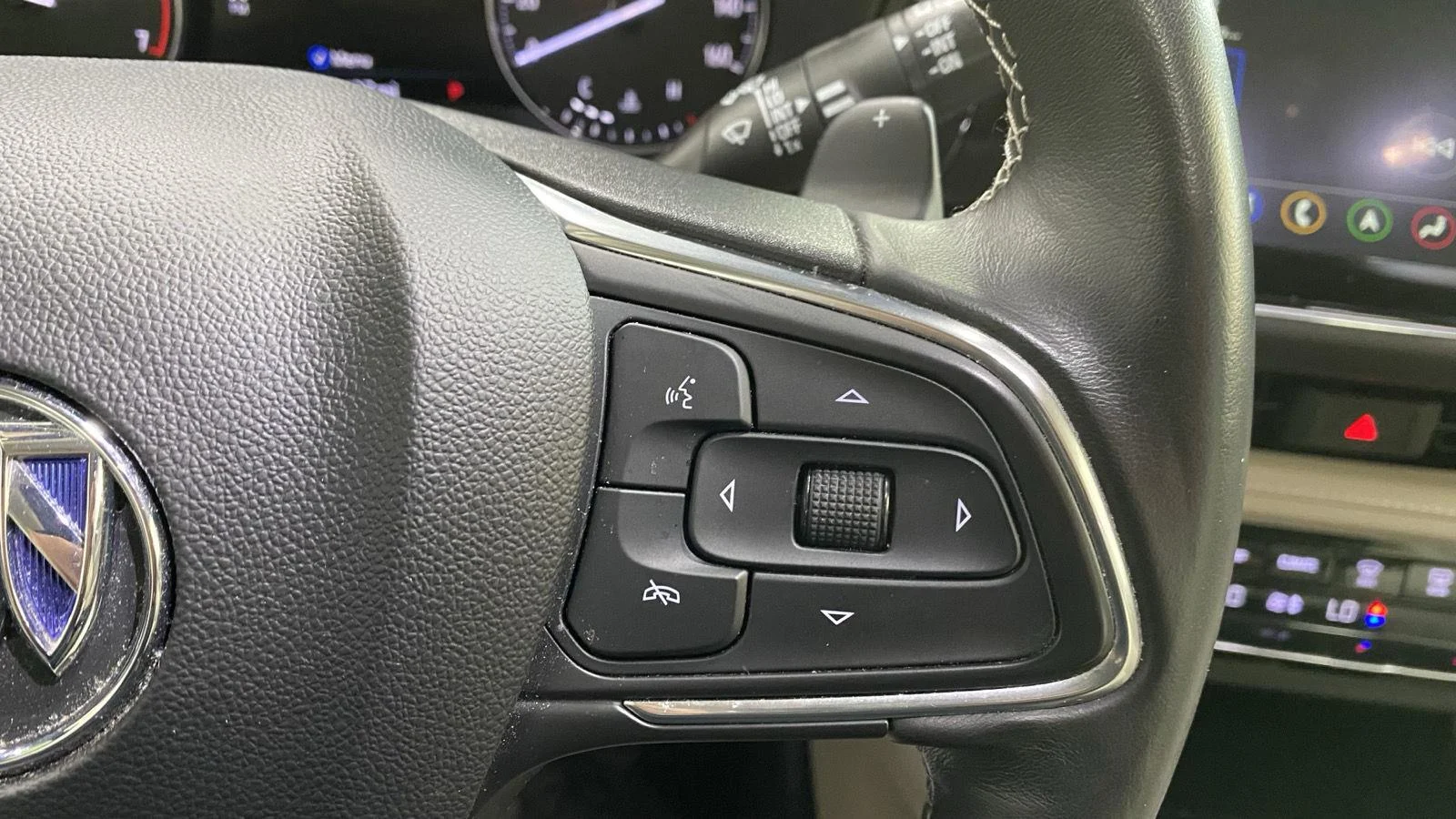 Used 2023 White Frost Tricoat Buick Avenir image 39