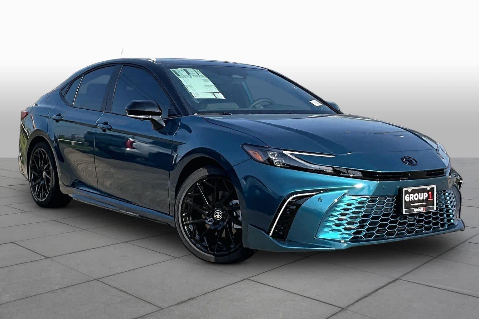 New 2026 Ocean Gem with Midnight Black Metallic roof Toyota XSE image 2