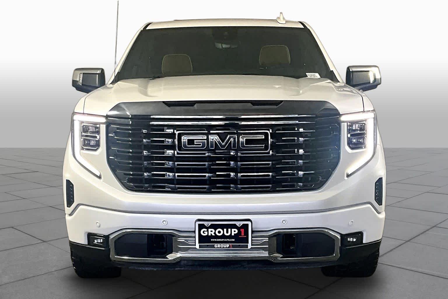 Used 2024 White Frost Tricoat GMC Denali Ultimate image 4