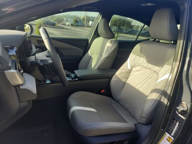 Used 2025  Toyota SE image 17