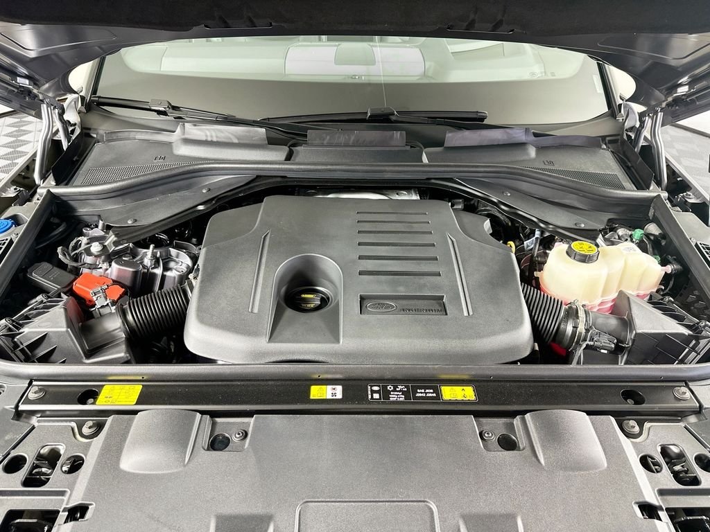 Certified Used 2025 Eiger Gray Metallic Land Rover SE image 29