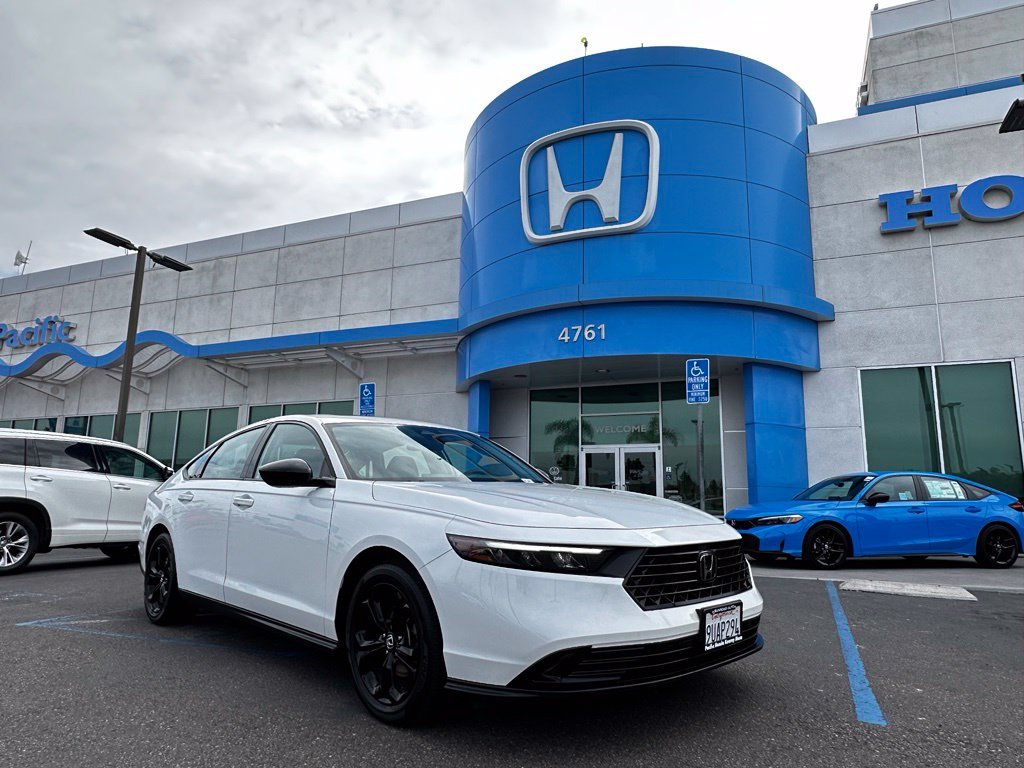 Used 2025 Platinum White Pearl Honda SE image 2