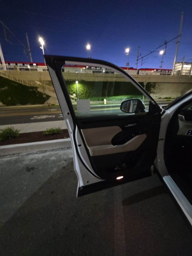 2023 Toyota Highlander Hybrid XLE photo 3