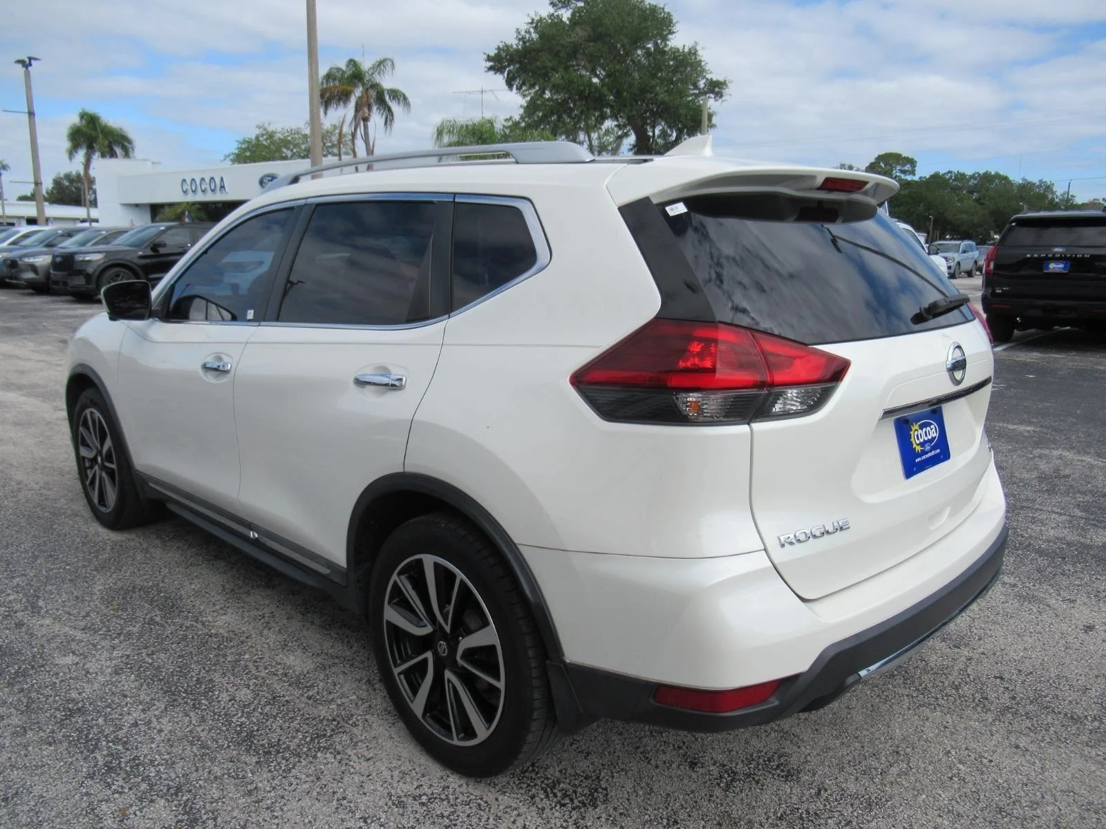 Used 2018 White Nissan SL image 5