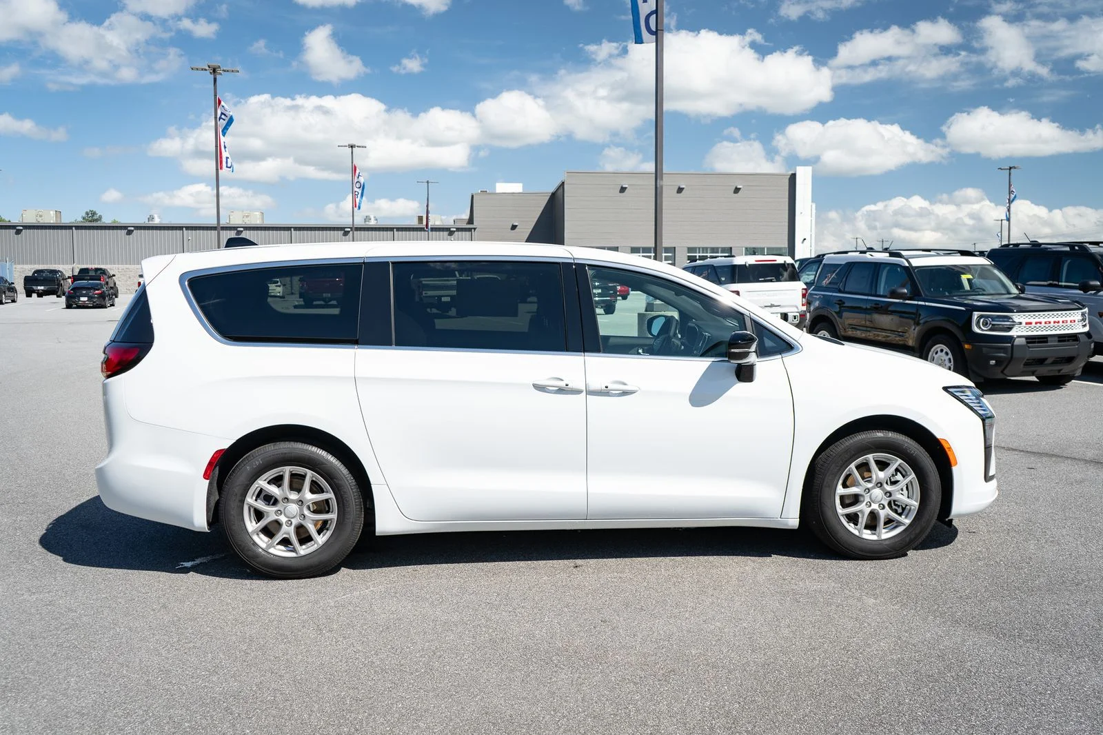 New 2027 Bright White Clear-Coat Exterior Paint Chrysler Select image 11
