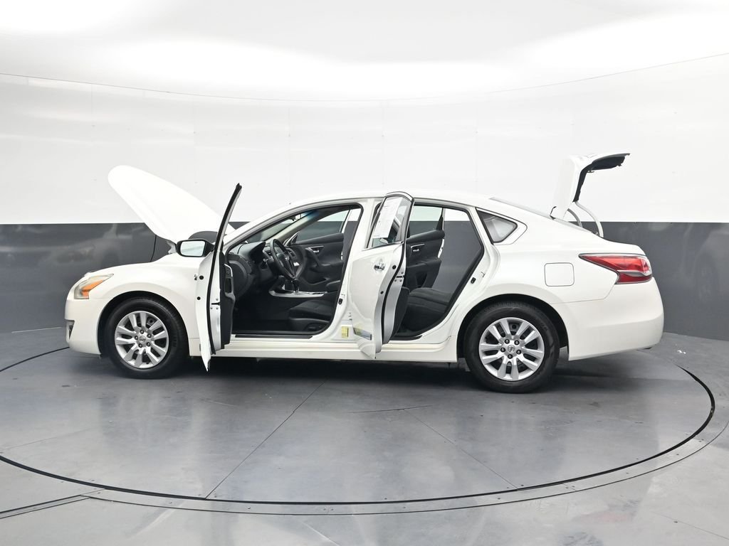 Used 2014 White Nissan 2.5 S image 41