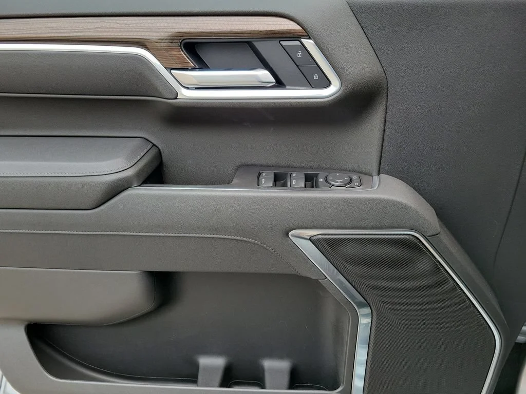 New 2026 Sterling Gray Metallic Chevrolet LT (2FL) image 18