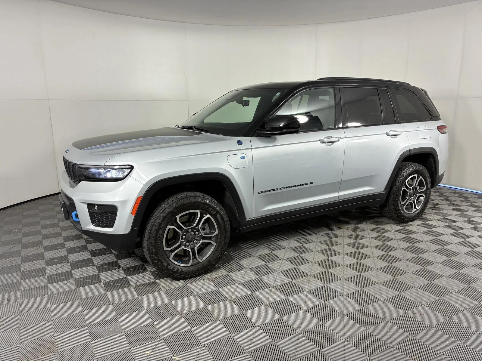 Used 2023 Silver Zynith Jeep Trailhawk image 1