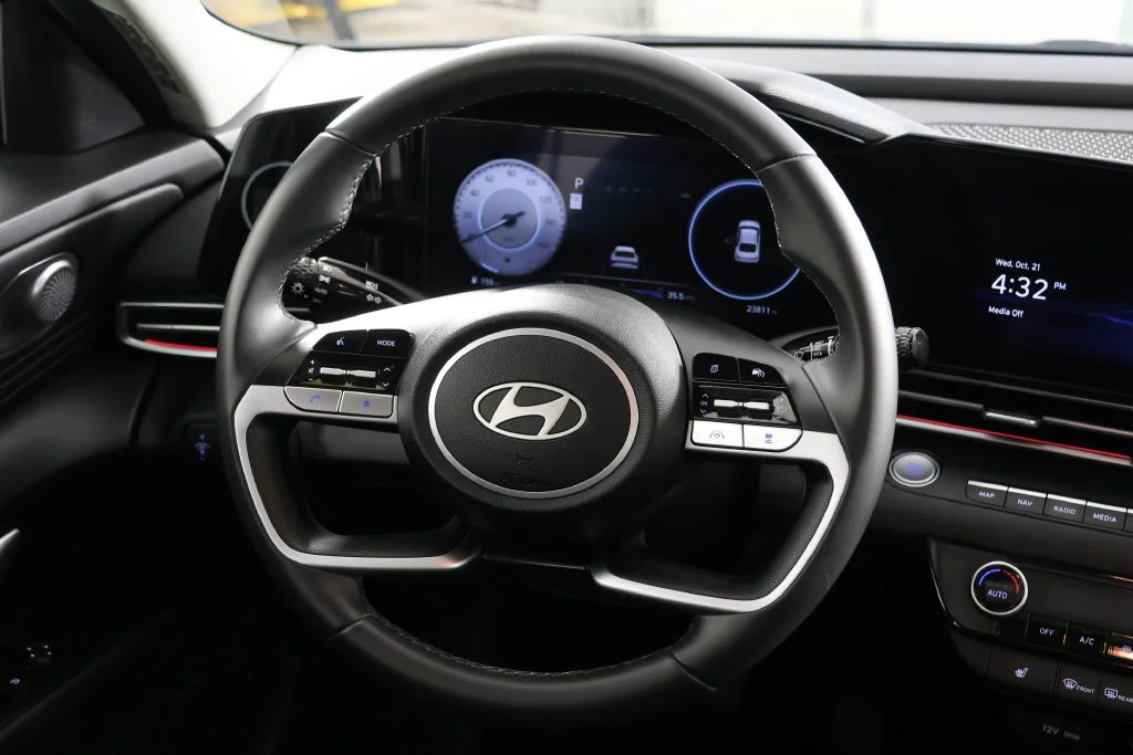 Used 2025 Abyss Black Hyundai SEL Convenience image 10