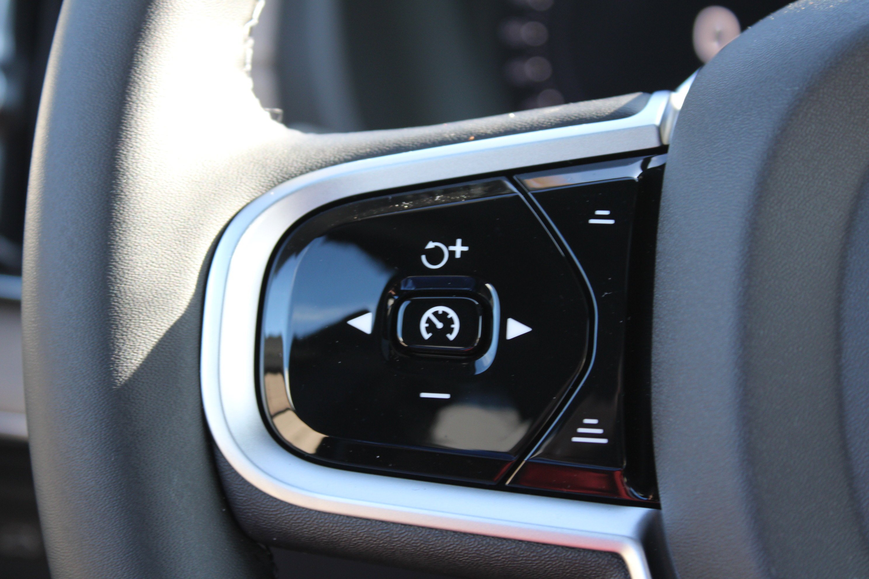 New 2026 Onyx Black Metallic Volvo Plus image 22