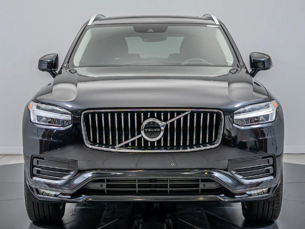 Used 2020 Onyx Black Metallic Volvo T6 Momentum image 2