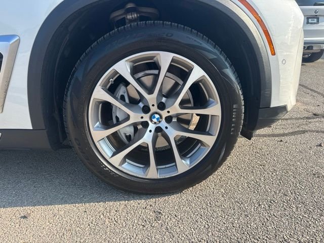 Used 2024 White Metallic BMW xDrive40i image 3