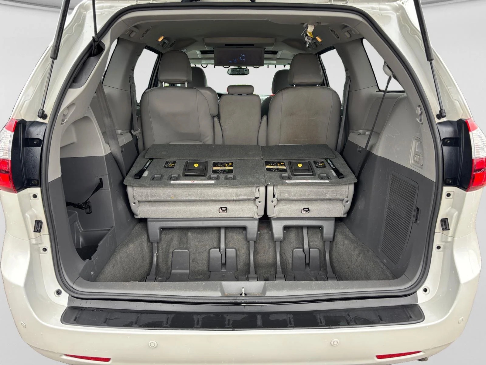 Used 2016 Blizzard Pearl Toyota XLE Premium 8-Passenger image 19