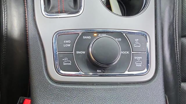 Used 2018 Bright White Clearcoat Jeep Trailhawk image 32